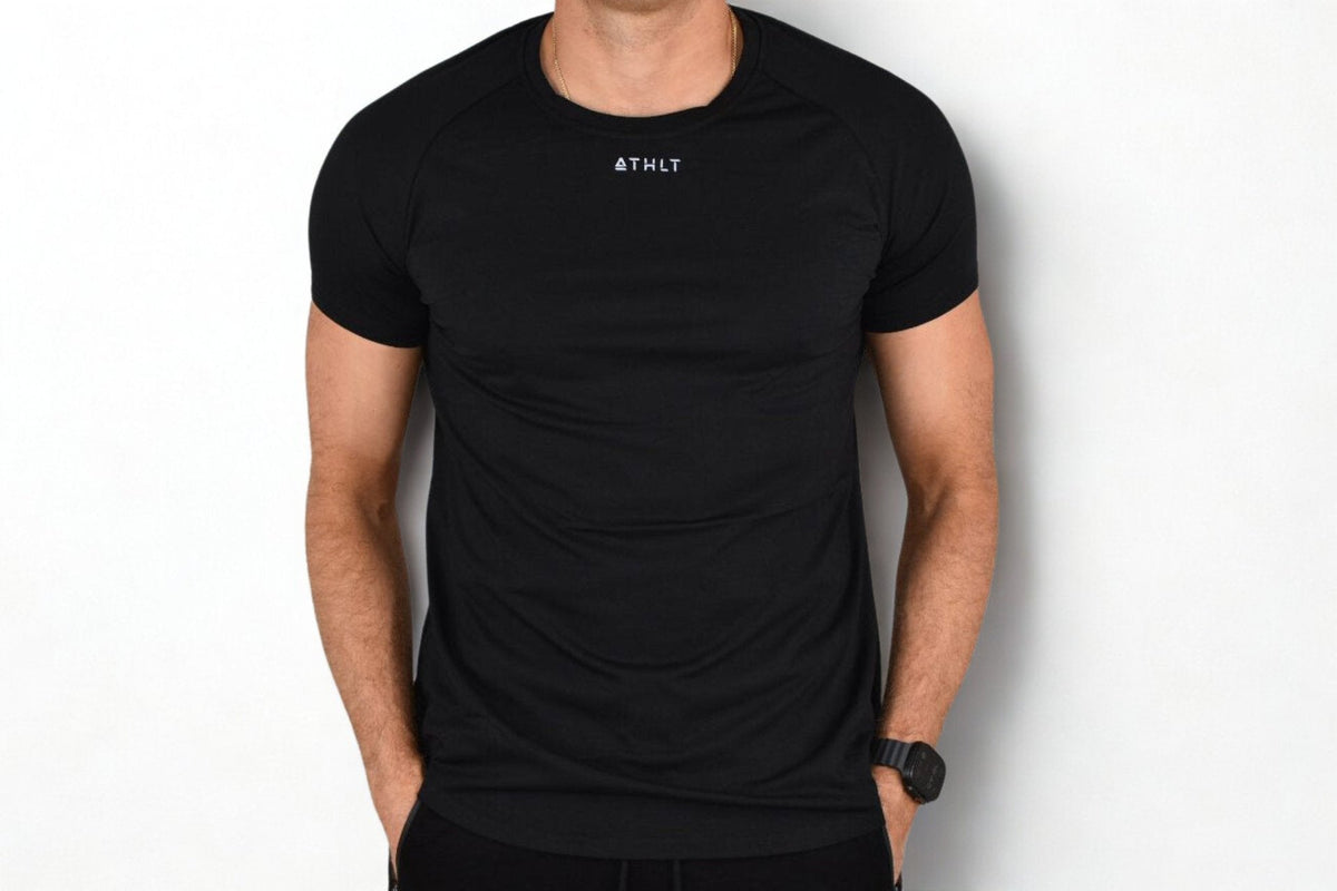 Herr slim fit T-shirt | ATHLT logga på bröstet - TRÄNING & PERFORMANCE BUTIKEN