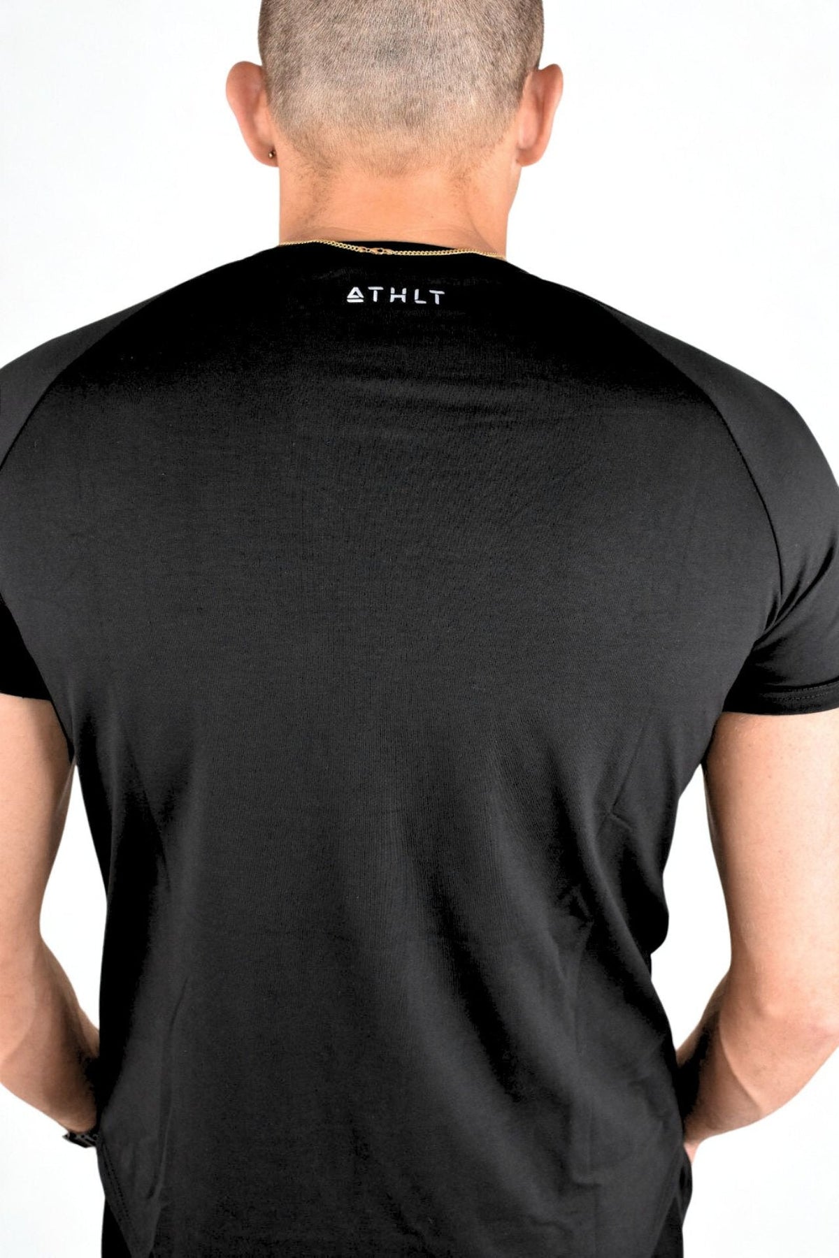 Herr slim fit T-shirt | ATHLT logga på bröstet - TRÄNING & PERFORMANCE BUTIKEN