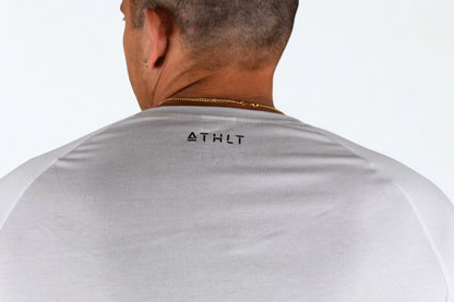 Herr slim fit T-shirt | ATHLT logga på bröstet - TRÄNING & PERFORMANCE BUTIKEN