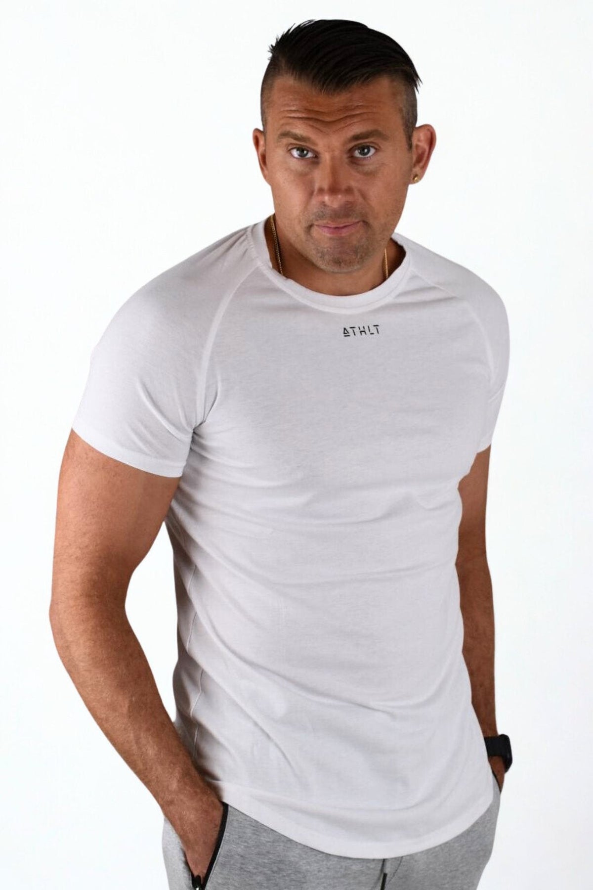 Herr slim fit T-shirt | ATHLT logga på bröstet - TRÄNING & PERFORMANCE BUTIKEN