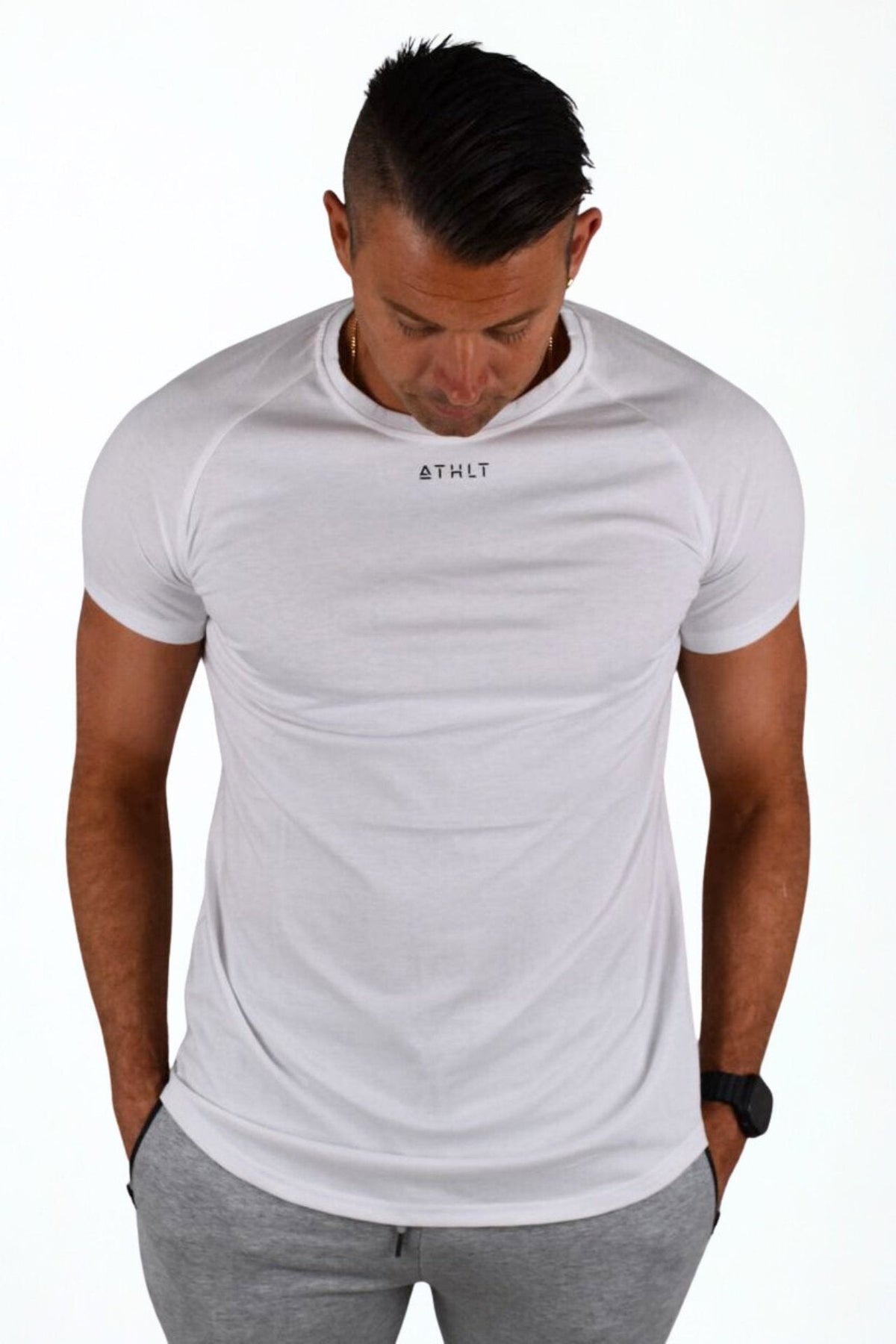 Herr slim fit T-shirt | ATHLT logga på bröstet - TRÄNING & PERFORMANCE BUTIKEN