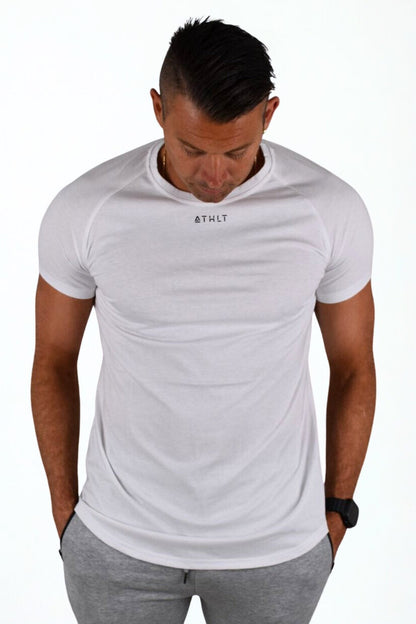 Herr slim fit T-shirt | ATHLT logga på bröstet - TRÄNING & PERFORMANCE BUTIKEN